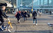 Afbeelding treinstation met personen