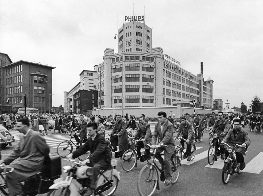 afbeelding 2 - RK4193-1, Uitgaan fabrieken, Emmasingel, Mathildelaan, Lichttoren, 1960_web
