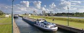 Binnenvaartschip op de Lek