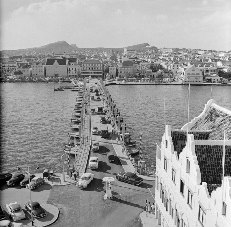 Emmabrug in Willemstad, Curaçao met zicht op Otrobanda web