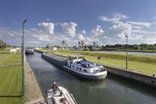 Binnenvaartschip op de Lek 800px