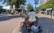 Oudere met fietshelm